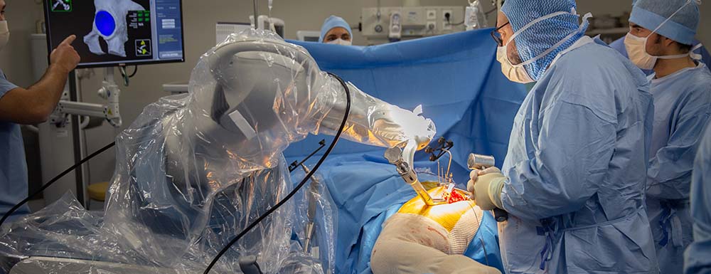 Première chirurgie robot assistée par Mako pour une prothèse totale de  hanche